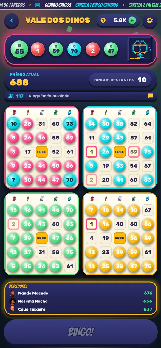 Partida de bingo ao vivo no Bingo Club com quatro cartelas 5×5, bolas sorteadas e o mural de vencedores